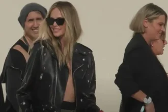 Η Σαρλίζ Θερόν με δερμάτινο τζάκετ και χωρίς μπλούζα στην Εβδομάδα Μόδας του Παρισιού