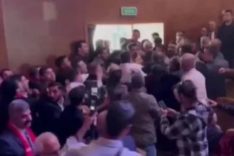 Τουρκία: Άγριο ξύλο σε συνέδριο του CHP – Γροθιές και κλωτσιές μεταξύ των μελών του κόμματος της ΒΙΝΤΕΟ