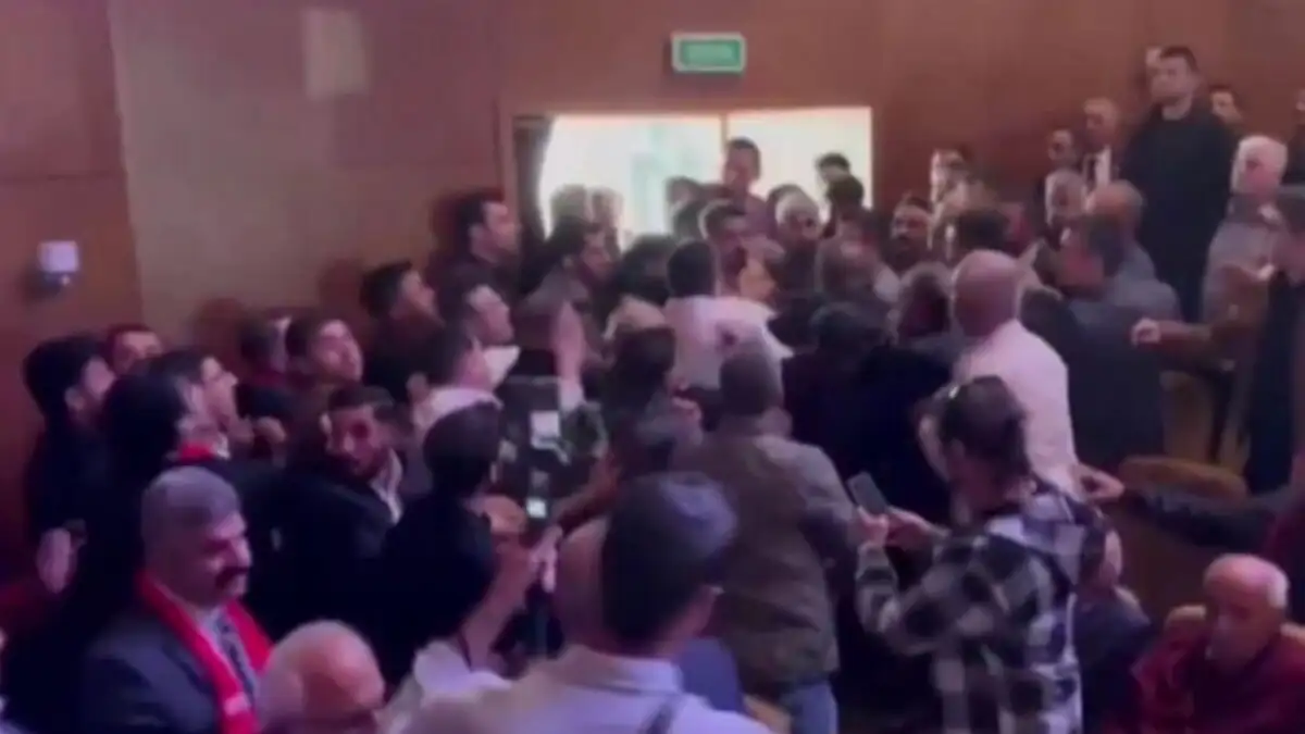Τουρκία: Άγριο ξύλο σε συνέδριο του CHP – Γροθιές και κλωτσιές μεταξύ των μελών του κόμματος της ΒΙΝΤΕΟ