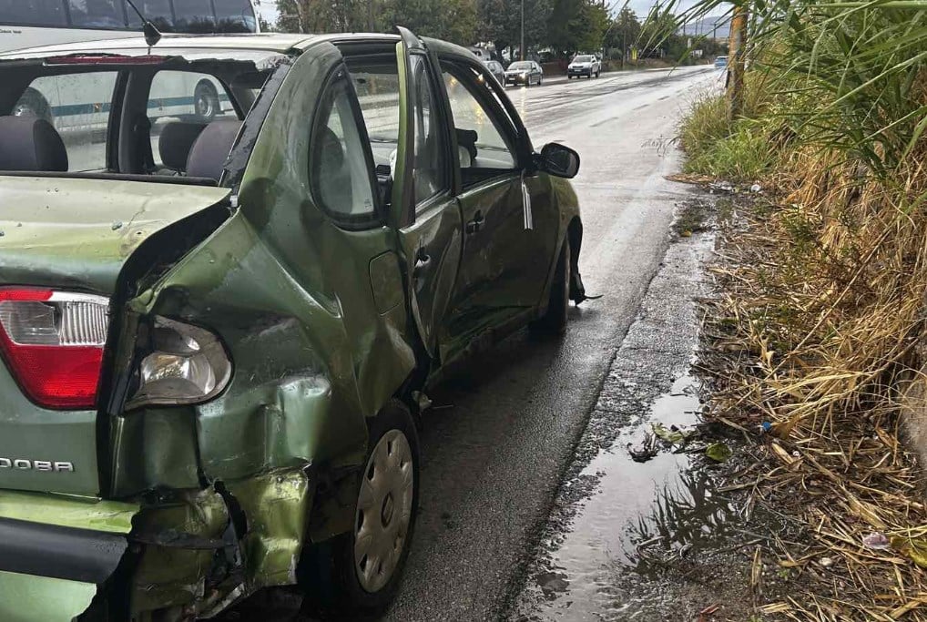 Αγρίνιο: Σοβαρό τροχαίο με εμπλοκή τριών οχημάτων - Τραυματίας στο νοσοκομείο (ΦΩΤΟ)