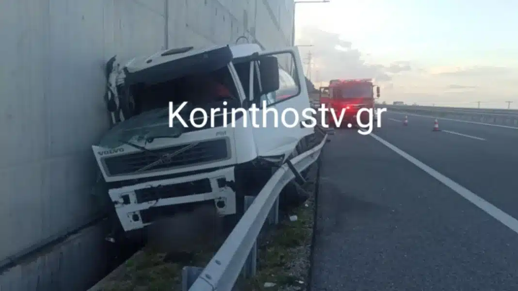 Τροχαίο στην Πατρών - Κορίνθου: Φορτηγό με ελαιόλαδο βγήκε εκτός πορείας (ΦΩΤΟ)