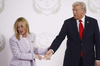 Ο Τραμπ έκανε κομπλιμέντο στη Μελόνι - «Είσαι νέα και όμορφη, δεν θα τολμούσα να το πω αυτό στην Αμερική» ΒΙΝΤΕΟ