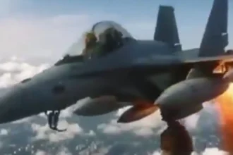 Ο Τραμπ προκαλεί με ΑΙ βίντεο: Βομβαρδίζει με περιττώματα διαδηλωτές ως πιλότος μαχητικού φορώντας στέμμα, μετά τα ογκώδη συλλαλητήρια εναντίον του