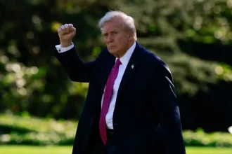 Ο Τραμπ το ρίχνει στον χορό – Κατεδαφίζει πτέρυγα του Λευκού Οίκου για να κατασκευάσει τεράστια αίθουσα για βραδιές διασκέδασης