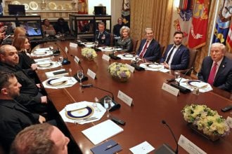 Συνάντηση Τραμπ - Ζελένσκι στον Λευκό Οίκο: Μπορούμε να τελειώσουμε τον πόλεμο χωρίς τους Tomahawk, είπε ο Αμερικανός πρόεδρος - «Εμείς επιθυμούμε ειρήνη, ο Πούτιν όχι» απάντησε ο Ουκρανός ηγέτης