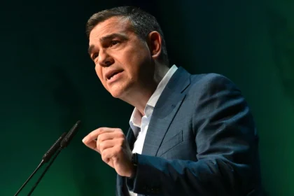 Ο Τσίπρας στέλνει μήνυμα επανεκκίνησης από τη Σορβόννη μέσα από τη νεολαία και το νέο του βιβλίο
