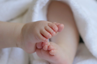 Πώς έγινε το ατύχημα με το βρέφος που έπεσε επάνω του καυτό τσάι