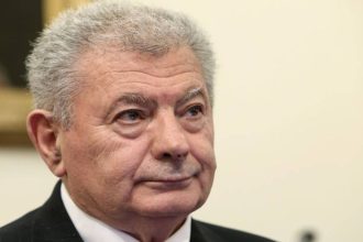 Δίκη Σήφη Βαλυράκη: «Τα τραύματα ήταν όλα θανατηφόρα, σφαγιασμός», λέει η σύζυγός του και επιμένει ότι ήταν δολοφονία