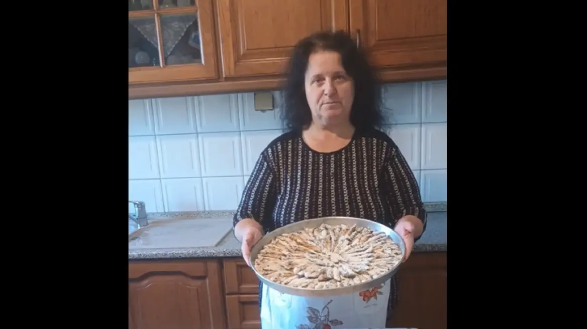 Viral η κυρία Βασιλική από τις Πρέσπες που παρουσιάζει φαγητά, αλλά... κρύβει τις συνταγές! Δείτε βίντεο