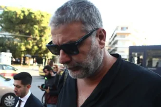 Βασίλης Μπισμπίκης: Διακόπηκε η δίκη του ηθοποιού – Ζητούν να καταθέσει ο αστυνομικός με τον οποίο είχε επικοινωνήσει η συνεργάτιδά του