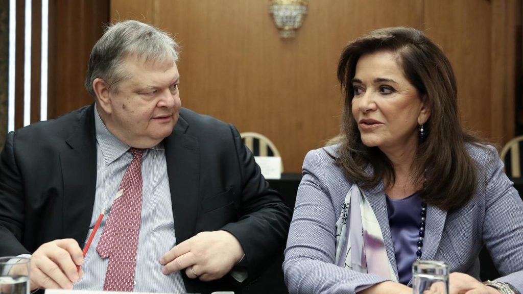 Η ...άτυπη αναμέτρηση Παπανδρέου-Βενιζέλου αύριο στην Πάτρα