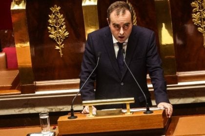 Γαλλία: Αναστέλλεται η μεταρρύθμιση του συνταξιοδοτικού έως τις προεδρικές εκλογές του 2027