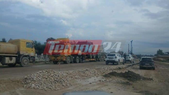 Μιντιλόγλι: Έπεσε από φορτηγό στα έργα - Τραυματισμένος οδηγός στο νοσοκομείο (ΦΩΤΟ)
