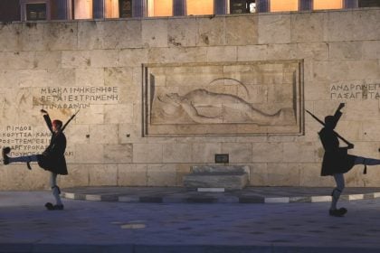 Δένδιας: Συζητήσαμε για τον καλύτερο συντονισμό των αρμοδιοτήτων του Δήμου για τον Άγνωστο Στρατιώτη - «Καλή τύχη στην κυβέρνηση» λέει ο Δούκας