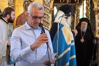 «Δεν υπήρχε πρόθεση να προκαλέσω» - Η απάντηση του δασκάλου για την επίθεση που δέχθηκε από τον Μητροπολίτη Δωδώνης για το πουκάμισό του