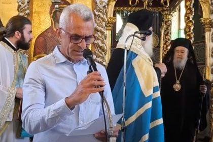 «Δεν υπήρχε πρόθεση να προκαλέσω» - Η απάντηση του δασκάλου για την επίθεση που δέχθηκε από τον Μητροπολίτη Δωδώνης για το πουκάμισό του