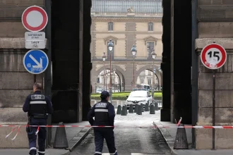 Οι δύο συλληφθέντες παραδέχθηκαν «εν μέρει» τη συμμετοχή τους στη ληστεία του Λούβρου: Ήταν επιχείρηση κομάντο, λέει η εισαγγελέας