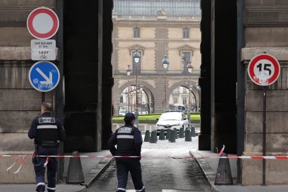 Οι δύο συλληφθέντες παραδέχθηκαν «εν μέρει» τη συμμετοχή τους στη ληστεία του Λούβρου: Ήταν επιχείρηση κομάντο, λέει η εισαγγελέας