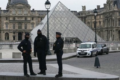 Λούβρο: 2 συλλήψεις για την κλοπή των κοσμημάτων του γαλλικού στέμματος