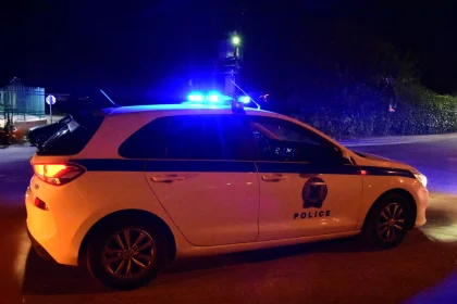 Επεισόδιο με πυροβολισμούς έξω από μονοκατοικία στο Κορωπί - Άγνωστοι προκάλεσαν φθορές σε αυτοκίνητο και διέφυγαν
