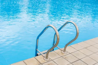 Ρόδος: Μάχη για να κρατηθεί στη ζωή το 3χρονο κοριτσάκι που βρέθηκε μέσα σε πισίνα