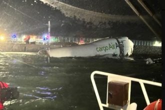 Χονγκ Κονγκ: Εμπορευματικό αεροσκάφος εξετράπη από τον διάδρομο και κατέληξε στη θάλασσα – Δύο νεκροί
