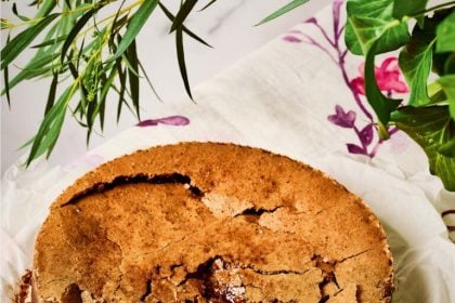 Υγρό κέικ σοκολάτας με φουντούκια