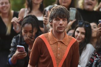 Λούις Τόμλινσον: «Βουρκώνω όταν μιλώ για τον γιο μου» – «Είναι το πιο γλυκό παιδί»