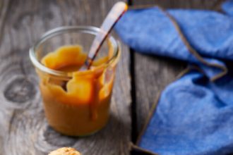 Ντονατσάκια γεμιστά με σάλτσα καραμέλας