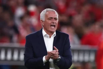 Μουρίνιο: Εσείς οι δημοσιογράφοι πεθαίνετε να μάθετε πόσα κερδίζω