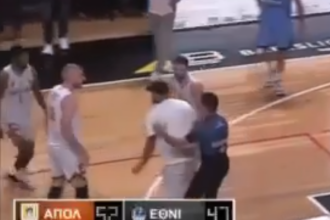Ένταση στο παιχνίδι του Απόλλωνα Πάτρας με τον Εθνικό Λιβαδειάς και "εισβολή" ατόμου στο παρκέ! ΒΙΝΤΕΟ