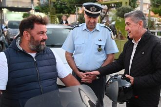 Δυτική Αχαΐα: "Μπλόκα" ευασθητοποίησης με τον Δήμαρχο να μοιράζει κράνη σε οδηγούς δικύκλων