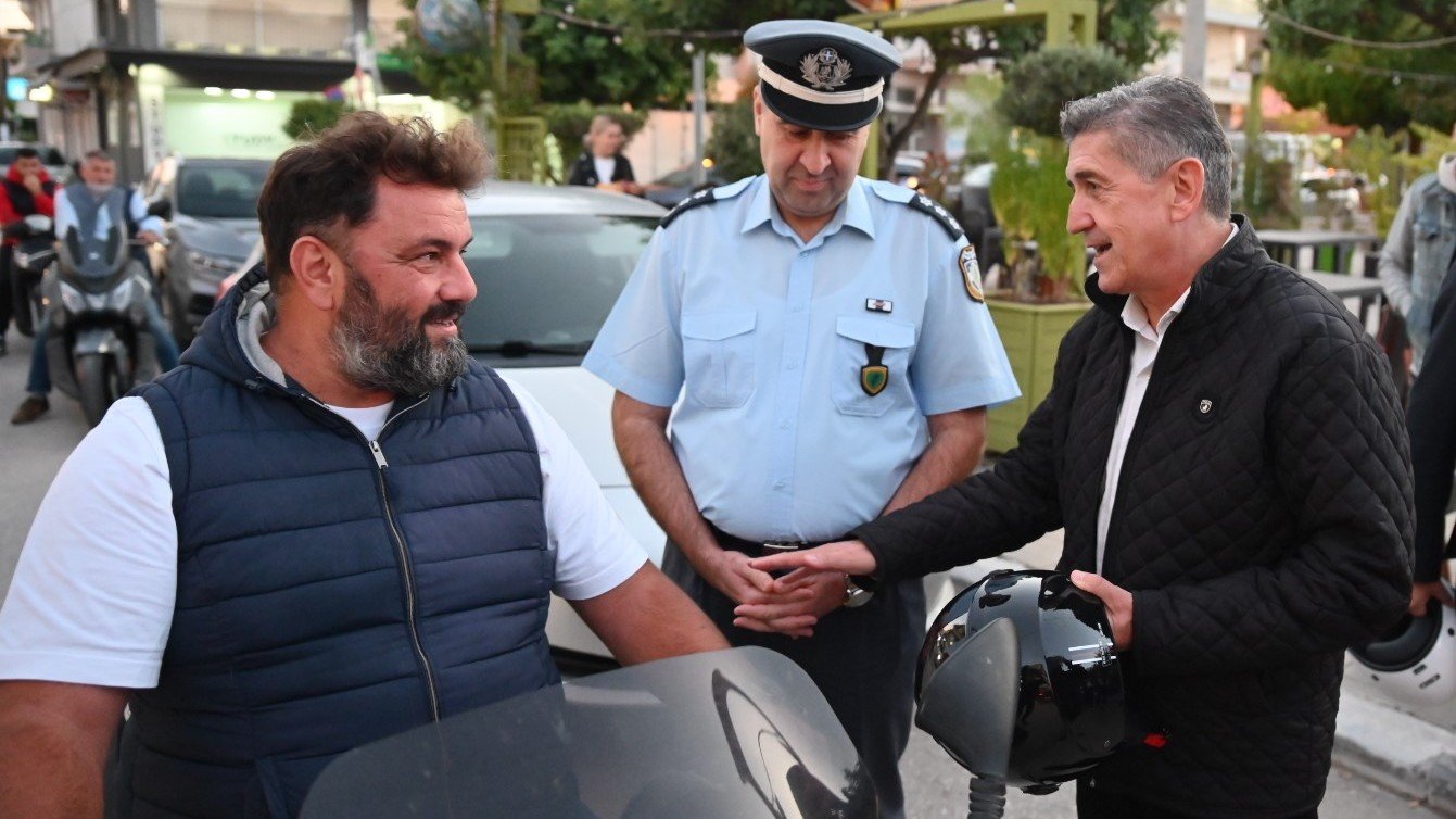 Δυτική Αχαΐα: "Μπλόκα" ευασθητοποίησης με τον Δήμαρχο να μοιράζει κράνη σε οδηγούς δικύκλων