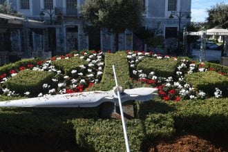 "Ντύθηκε" με χρώματα το άνθινο ρολόι της πλατείας Τριών Συμμάχων