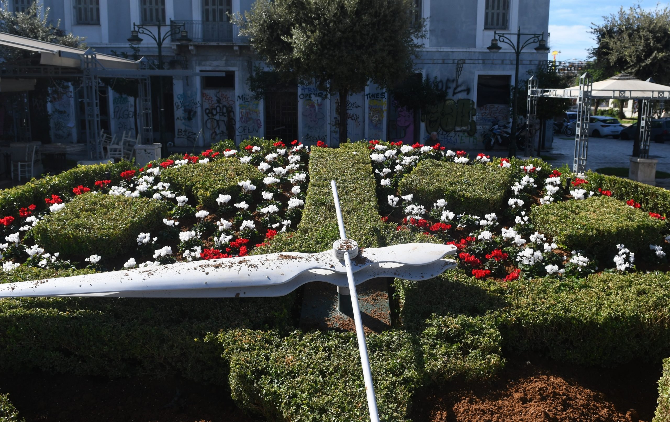 "Ντύθηκε" με χρώματα το άνθινο ρολόι της πλατείας Τριών Συμμάχων