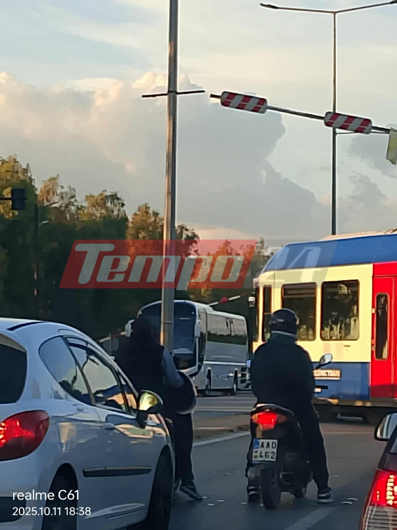 Πάτρα: Το τρένο πέρασε, αλλά οι μπάρες δεν κατέβηκαν ΦΩΤΟ