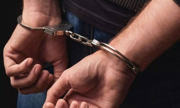 Πάτρα: Δεν προλάβαιναν να βάζουν χειροπέδες οι αστυνομικοί