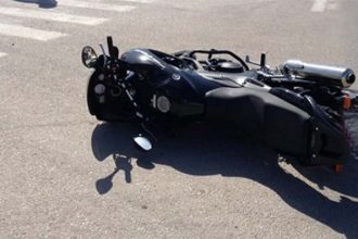 Λαύριο: Νεκρός 45χρονος οδηγός που καρφώθηκε με την μηχανή του σε φανάρι