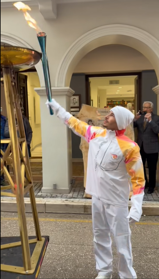 Η Ολυμπιακή Φλόγα άναψε στην Πάτρα - Η υποδοχή για τους Χειμερινούς Ολυμπιακούς Αγώνες Milano Cortina 2026 (ΦΩΤΟ-ΒΙΝΤΕΟ)