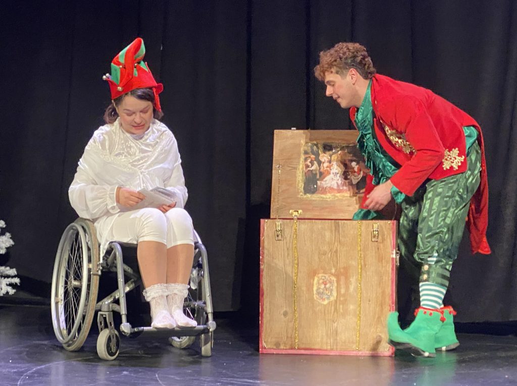 Σήμερα η θεατρική παράσταση "Το σεντούκι της γιαγιάς" αφιερωμένη στην Παγκόσμια Ημέρα Ατόμων με Αναπηρία, στο Royal Theater  