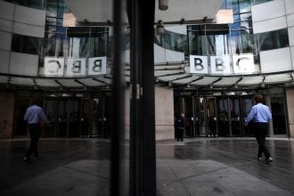 Κρίση στο BBC: Λήγει το τελεσίγραφο του Ντόναλντ Τραμπ - Προς δημόσια συγγνώμη οδεύει ο οργανισμός