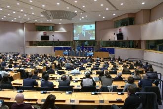 Η Ιερά Πόλη Μεσολογγίου φώτισε το Ευρωκοινοβούλιο - BINTEO