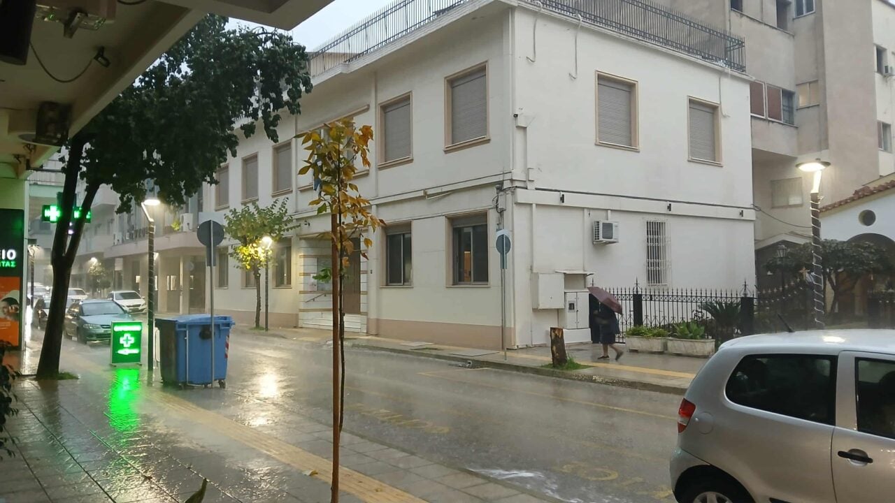 Αγρίνιο: Έντονη βροχόπτωση και αστραπές έφερε η κακοκαιρία από νωρίς το πρωί ΒΙΝΤΕΟ