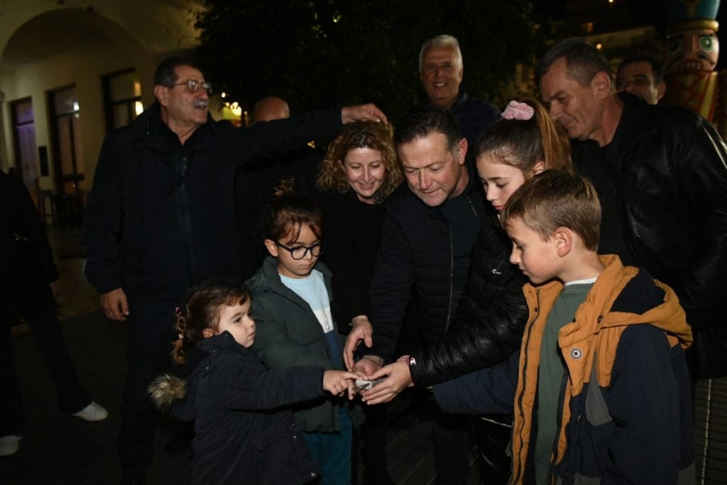 Πάτρα: Άναψε ο διάκοσμος - Φωτίστηκε Χριστουγεννιάτικα η πόλη! (ΦΩΤΟ)