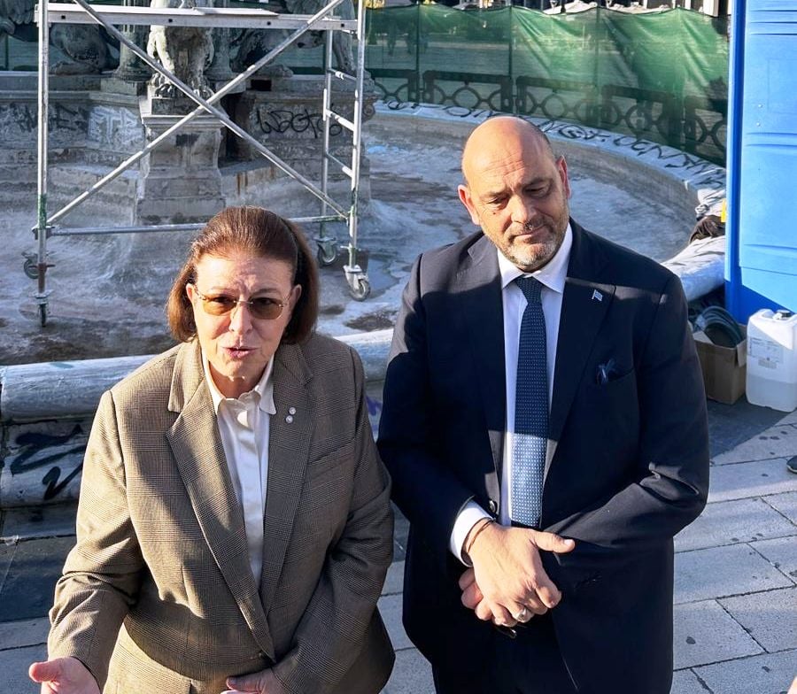 Μενδώνη: "Ευθύνη του Δήμου τα συντριβάνια - Κατά παρέκκλιση οι εργασίες από το Υπουργείο"