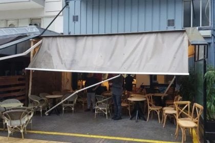 ΒΙΝΤΕΟ: Η στιγμή που ο ανεμοστρόβιλος «χτυπά» την Πάτρα και παρασύρει τα πάντα στο πέρασμά του