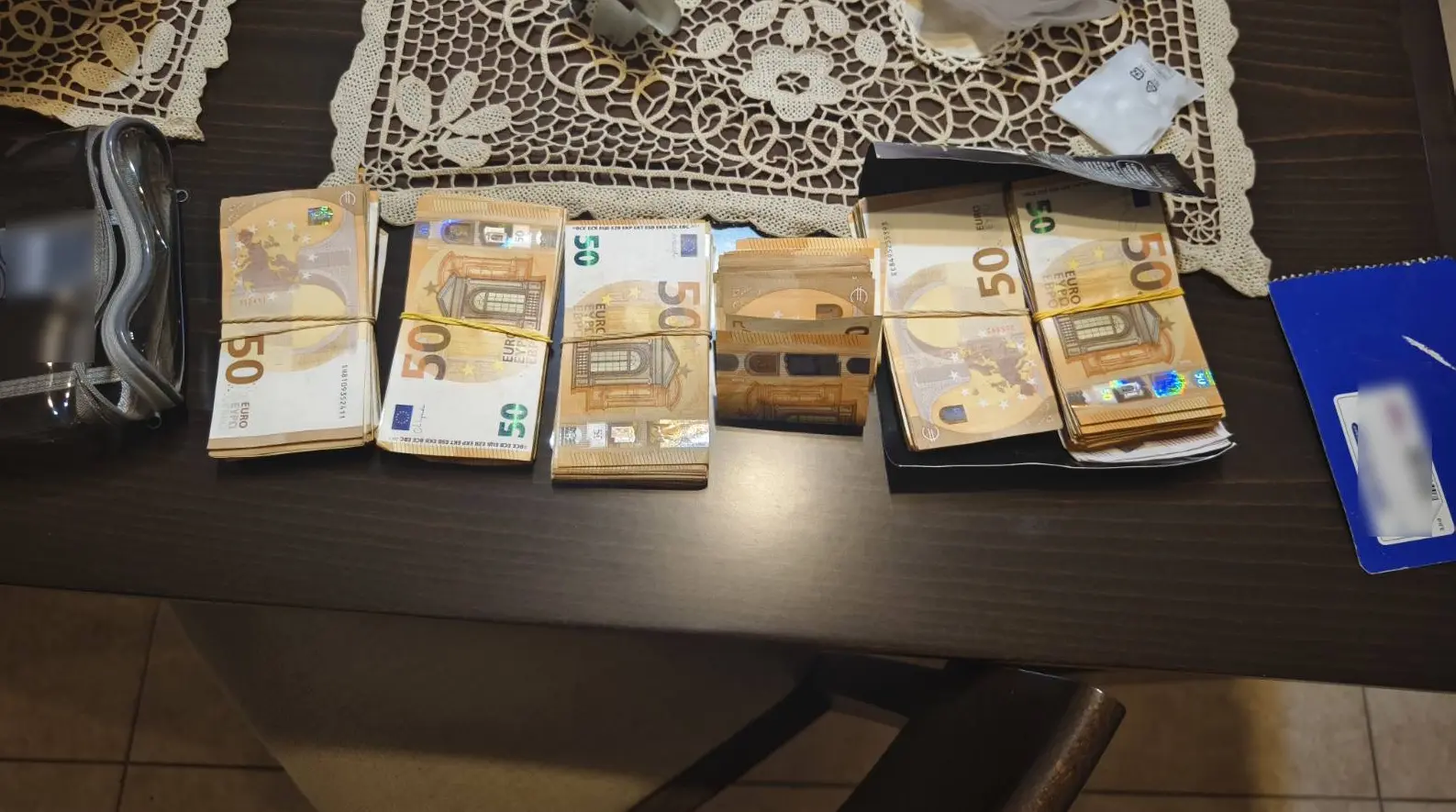 Εξαρθρώθηκε εγκληματική οργάνωση που διέπραττε πλαστογραφίες και απάτες με το πρόσχημα επένδυσης σε καζίνο - Έφοδος της ΕΛ.ΑΣ σε Λουτράκι, Πάτρα και Αττική