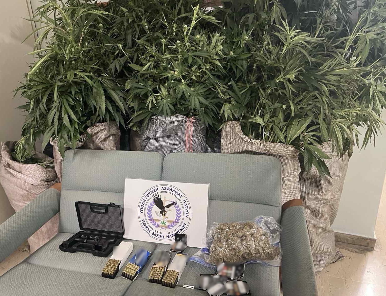 Πάτρα: Μεγάλη επιχείρηση της ΕΛ.ΑΣ - Ανακάλυψαν ναρκωτικά και όπλα μέσα σε σπίτι