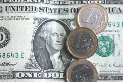 Συνάλλαγμα: Το ευρώ υποχωρεί 0,10%, στα 1,1535 δολάρια