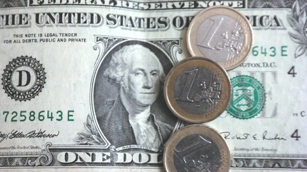 Συνάλλαγμα: Το ευρώ υποχωρεί 0,10%, στα 1,1535 δολάρια
